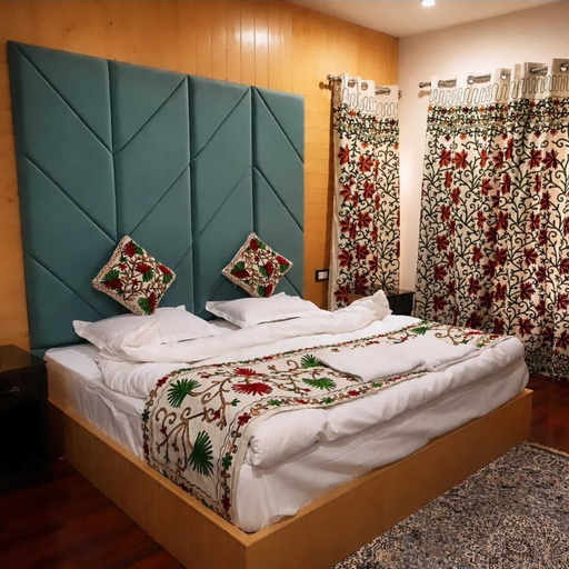 Room 2, Hotel Gulsar pahalgam, Anantnag
