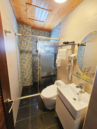 Bathroom 5, Blessed Blue Tears Homestay, Lienkiang (Matsu Islands)