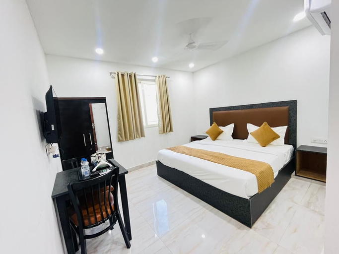 Room 2, Roomshala Casa Royal - GK 1, Delhi