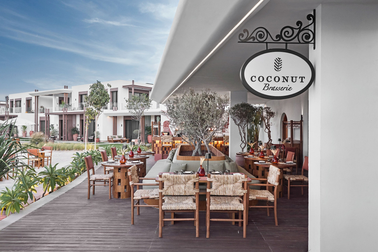 Outdoor dining, Villa Coconut, Ad-Dab'ah
