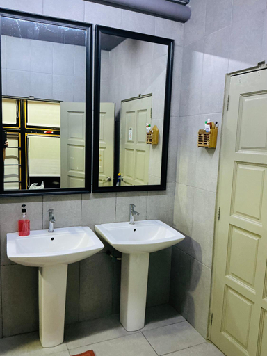 Bathroom, BRICKS Backpackers Sleepbox, Cameron Highlands