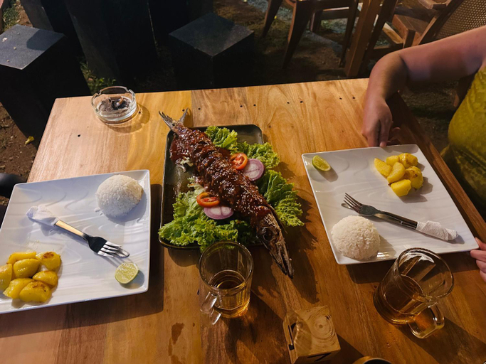 Food & Drinks, Magee apartment with kitchen and air con, Weligama