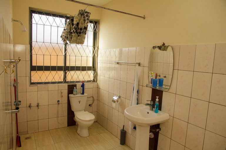 Bathroom 2, Lisa Mari, Kisauni