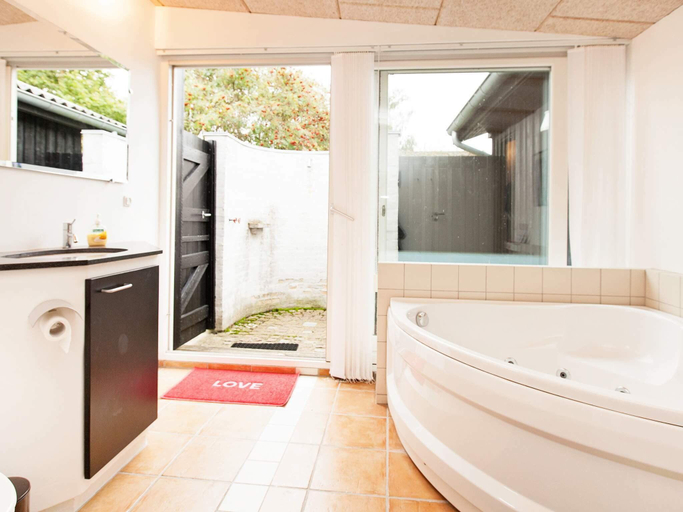 Bathroom 3, 4 star holiday home in Dronningmølle, Gribskov