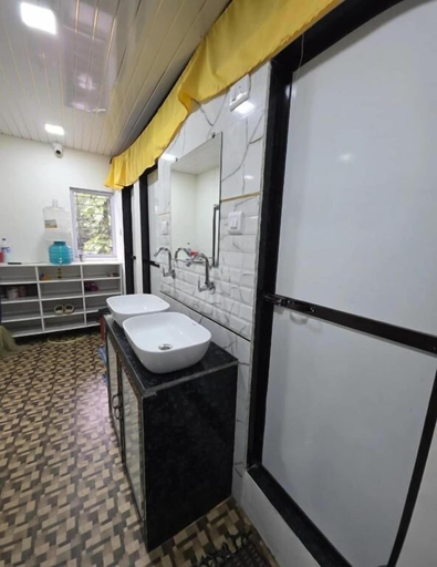 Bathroom 1, Nithyanand Male Cabinstay dormitory, Mumbai Suburban
