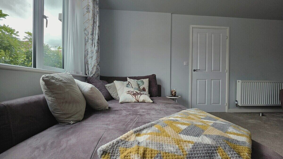 Lounge 4, Stylish & Modern 4BR Home in Shirebrook, Derbyshire