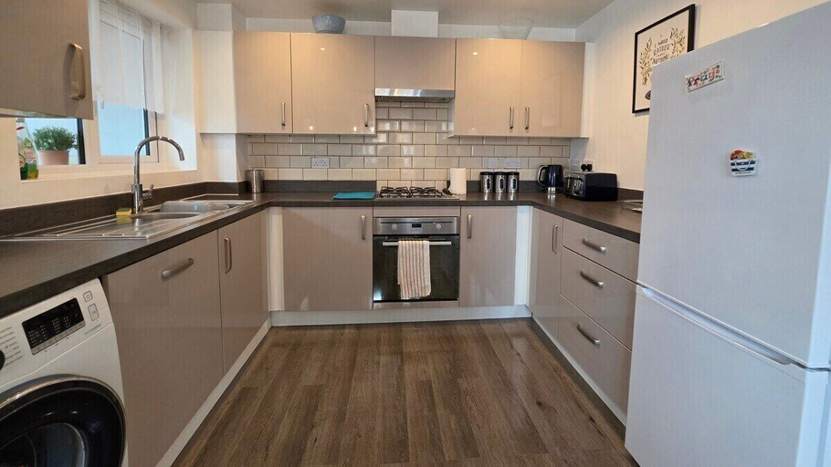 Shared kitchen 5, Stylish & Modern 4BR Home in Shirebrook, Derbyshire