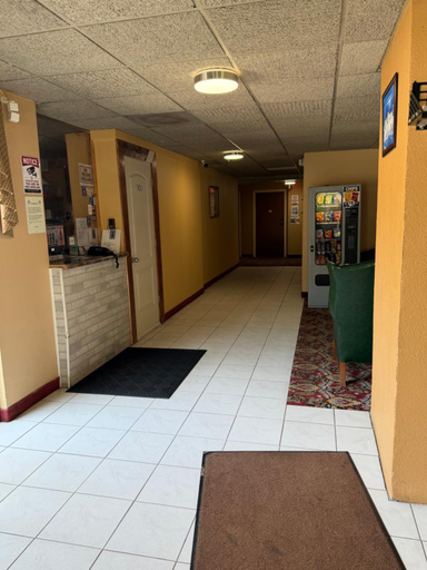 Public Area 2, SUN INN MOTEL, Lake