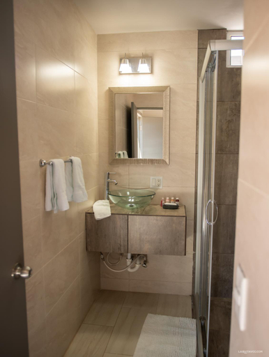 Bathroom 4, Flor de Cera, Ensenada