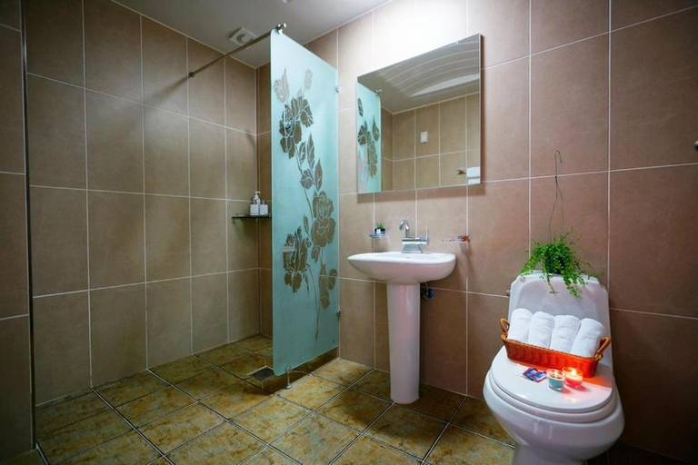 Bathroom 5, Jeonju Deokindang and Soo House Pension, Jeonju