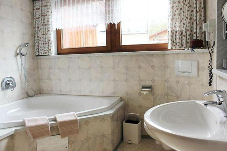 Bathroom 3, Hotel-Restaurant Edelweiẞ, Reutte