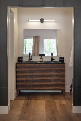 Bathroom 4, The Warren Hotel, Berrien