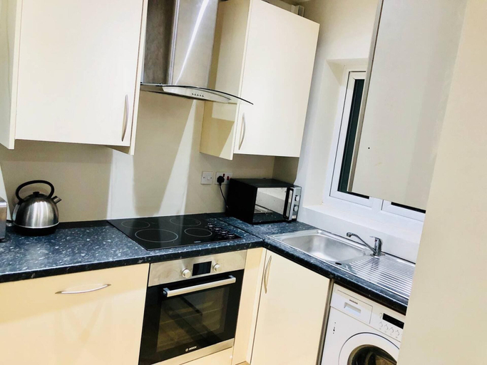 Private kitchen, Small 3 Bed Flat Near Heathrow, Surrey
