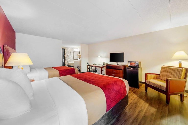 Bedroom 2, Econo Lodge Inn & Suites Brookings, SD, Brookings