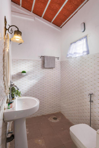 Bathroom 1, Lakeside ParadisePrivate Pool3 CottagesLawn, Krishnagiri