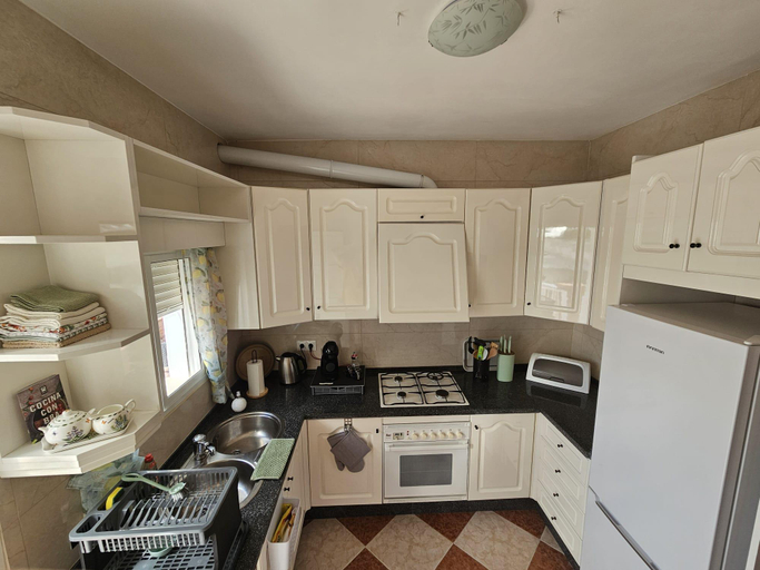 Kitchen 4, Charming 3-Bedroom Apartment in Scenic Mlaga, Málaga