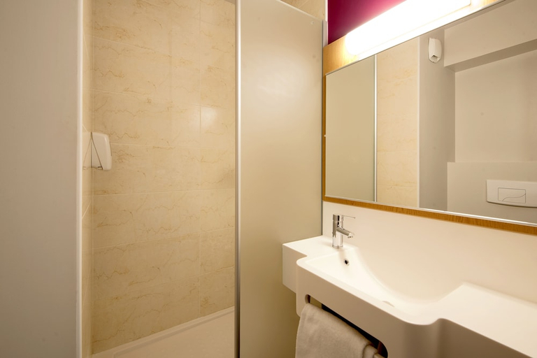 Bathroom 4, B&B HOTEL Lyon Eurexpo Chassieu, Rhône