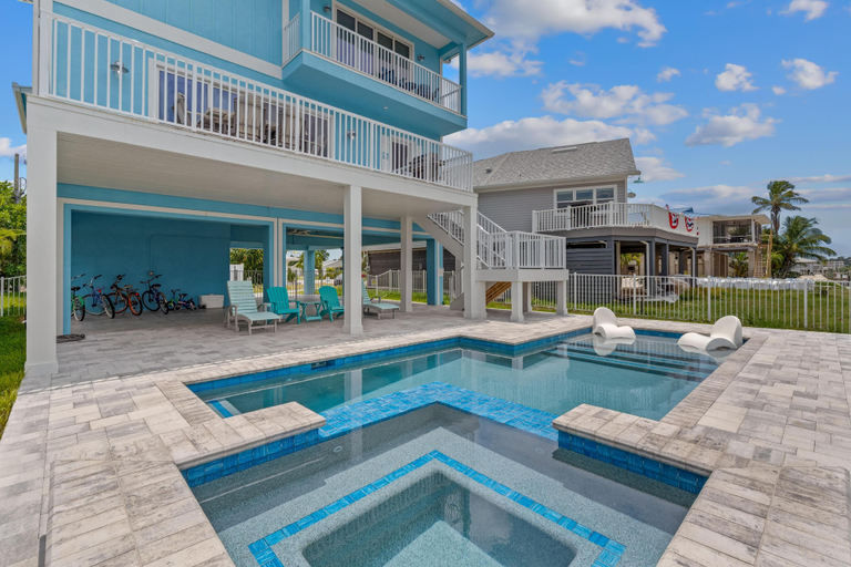 Sport & Beauty 4, Blue Dolphin View, Lee