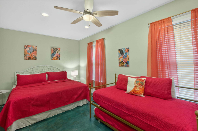 Room 4, Old Town Oasis Rooftop Deck - Pool - Walk to Everything!, Nueces