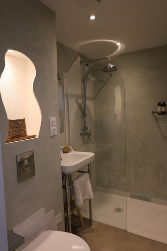 Bathroom 2, Origines Be Holistic, Lot