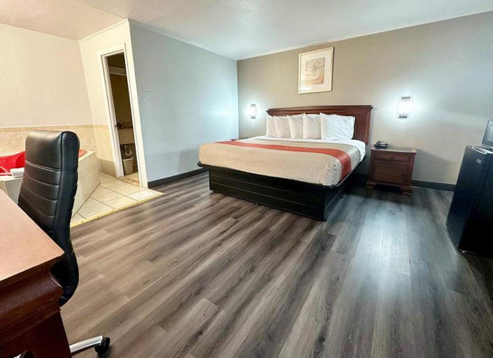 Bedroom 4, Red Carpet Inn Stamford, Fairfield
