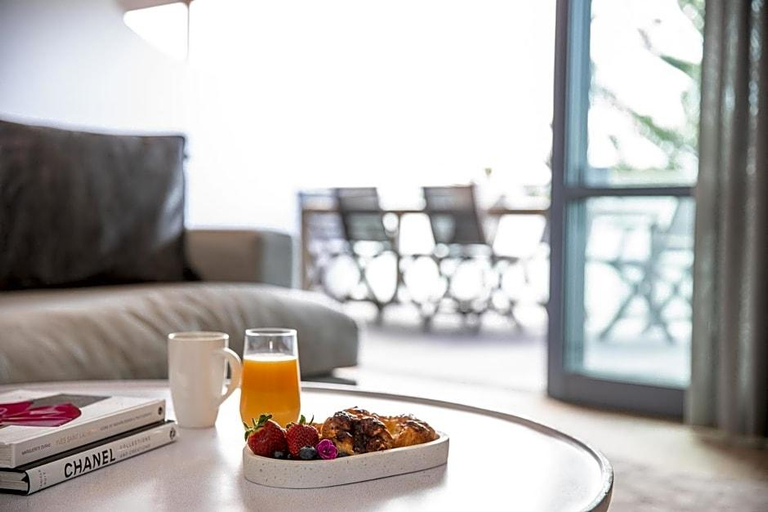 Food & Drinks 5, Beach Suites, Byron