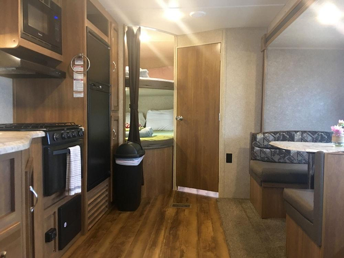 Bathroom 3, Enduro RV Citrus Valley Resort, Lake