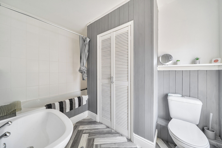 Bathroom 2, House Sleeps 8 With Hot Tub and Parking, Nottingham