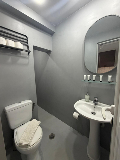 Bathroom 5, Foinikas Studios, South Aegean