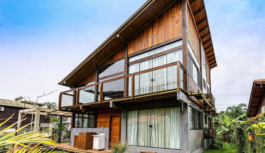 Exterior 3, 3BR Duplex w/ BBQ & Garage Near Beach Emb686, Bombinhas