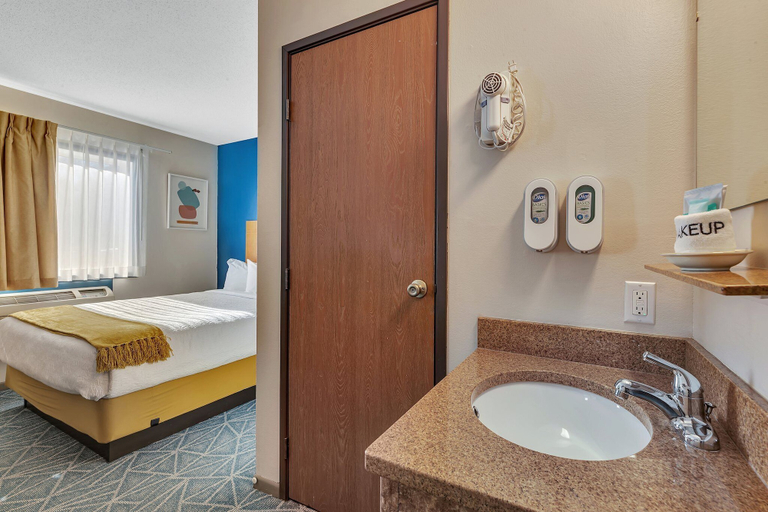 Bathroom 2, GrandStay Hotel & Suites Spicer, MN, Kandiyohi