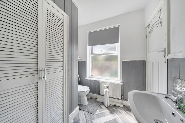 Bathroom 4, House Sleeps 8 With Hot Tub and Parking, Nottingham