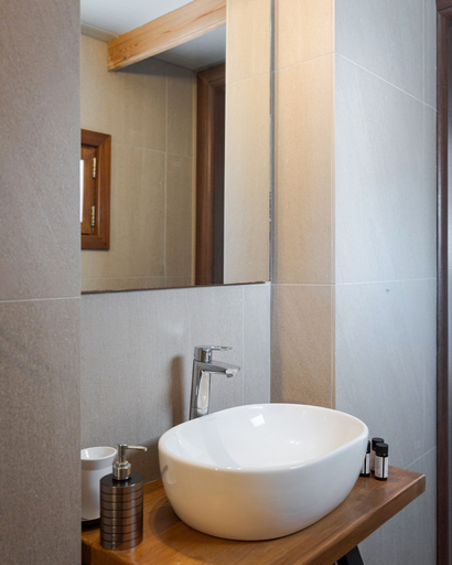 Bathroom 2, Utopia Suites, Attica