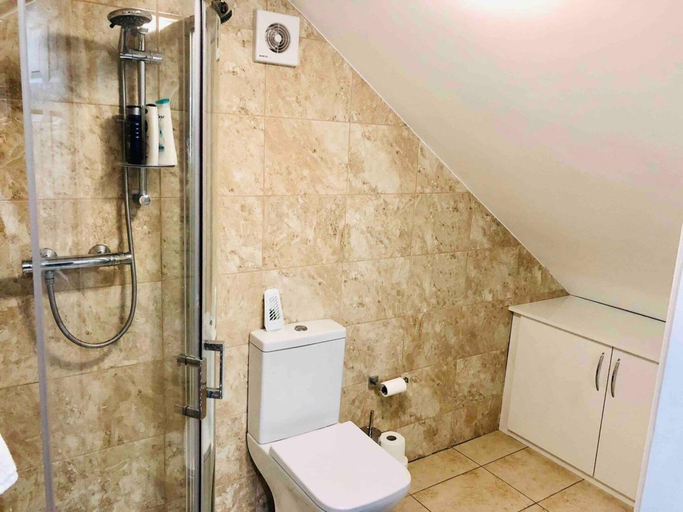 Bathroom 5, Small 3 Bed Flat Near Heathrow, Surrey