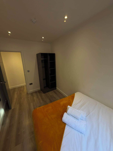 Room 5, Dale Street Apartments by StaySavvy, Sefton