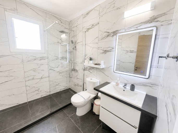 Bathroom 3, Narcissos 'Nissi Beach' apartment A8