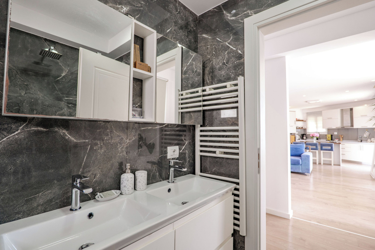 Bathroom 3, Edi Apartments, Sarandës