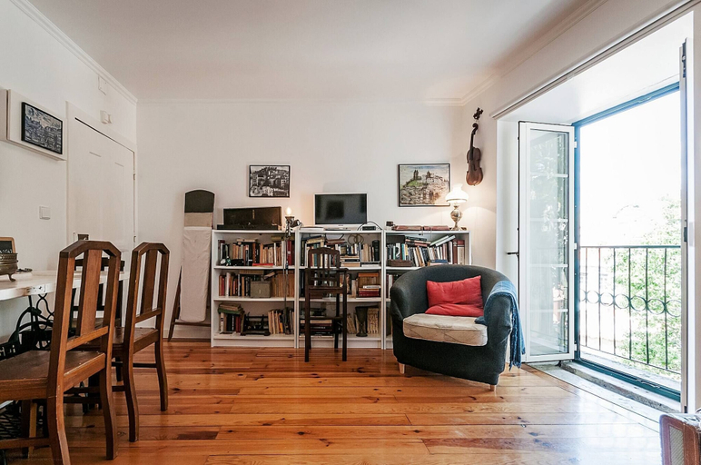 Living room 4, Charming Mouraria Apartment With Private Terrace in Lisbon, Lisbon