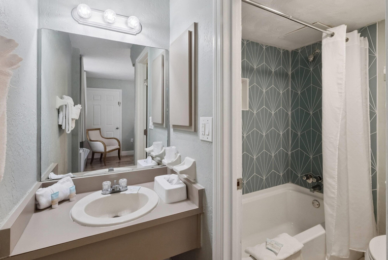 Bathroom 5, Howard Johnson by Wyndham Oceanfront Daytona Beach, Volusia