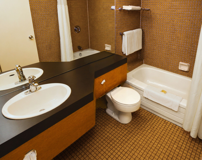 Bathroom 4, Hôtels Gouverneur Rimouski, Rimouski-Neigette