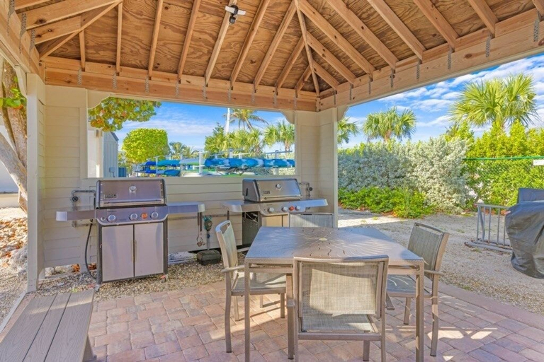 Outdoor dining 5, Mariner Pointe 1082 2 Bedroom Condo, Lee