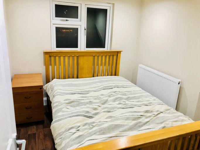 Room 3, Small 3 Bed Flat Near Heathrow, Surrey