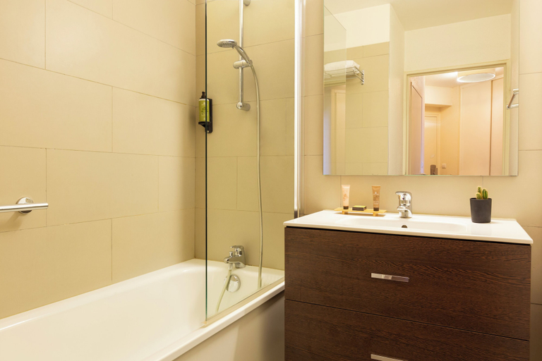 Bathroom 5, Citadines Presqu'île Lyon, Rhône