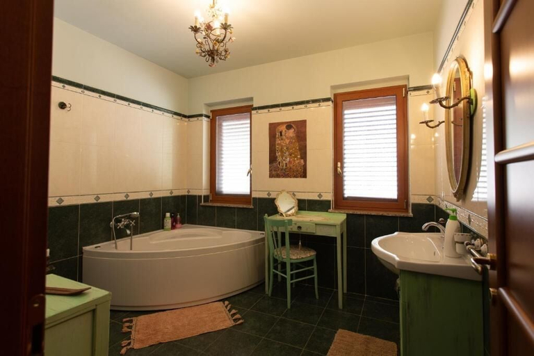 Bathroom 5, B&B Felicidad Siempre, Messina