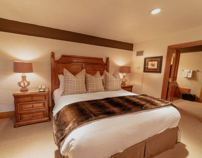 Room 2, Luxurious Apartment Hotel With Cozy Fireplace 2 Bedroom Suite, Summit