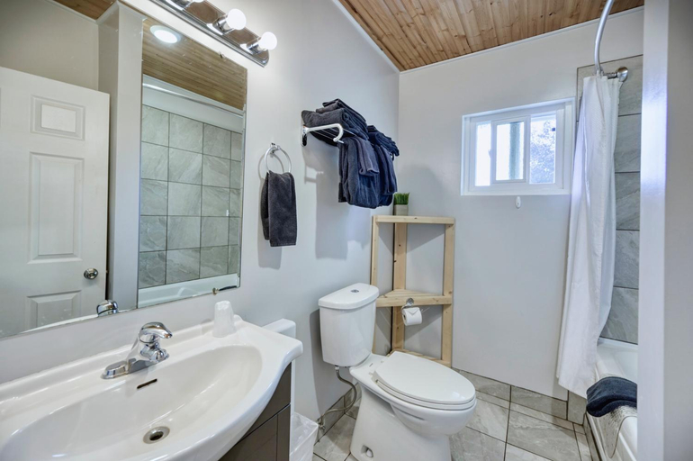 Shower 2, Maple Leaf Motel & RV Park Resort, Okanagan-Similkameen