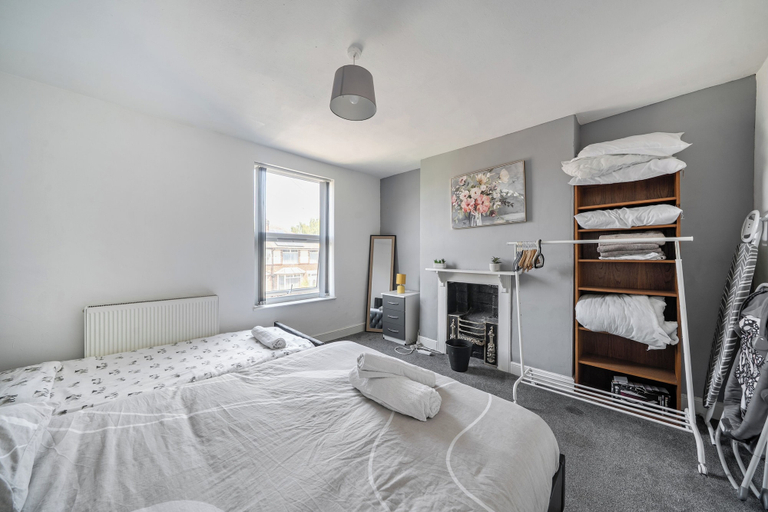 Room 3, House Sleeps 8 With Hot Tub and Parking, Nottingham