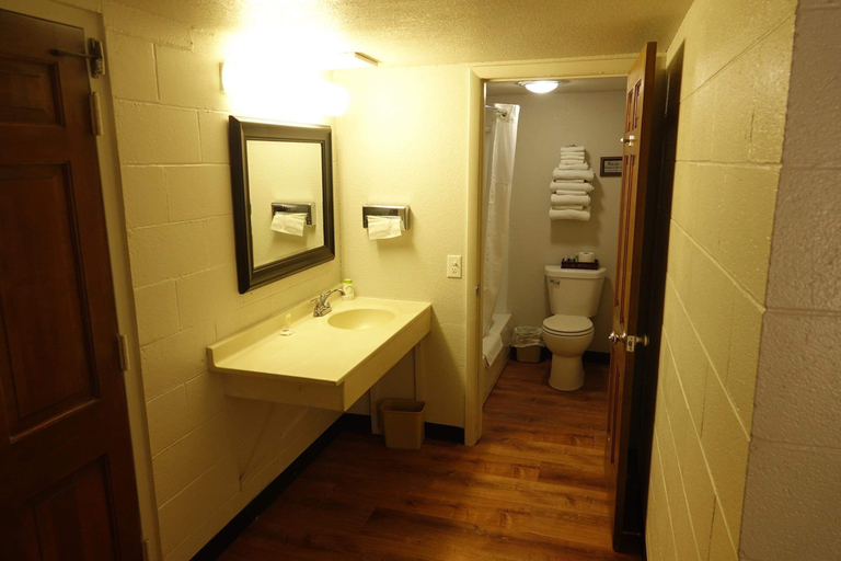 Bathroom, The Castle Inn, Scotts Bluff