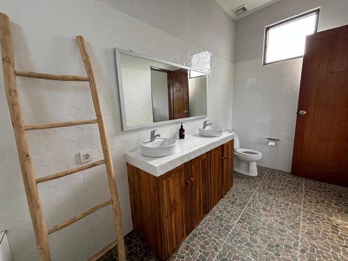 Bathroom 4, Peaceful Private 4 BR YY Bali Villa, Jimbaran, Badung
