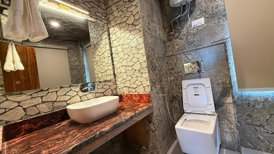 Bathroom, Hotel Rudra Grand, Kullu